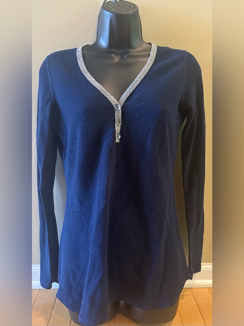 ibex henley • merino wool •  v-neck • size small